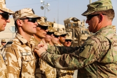 Romanian soldiers was decorated by gen John Arris